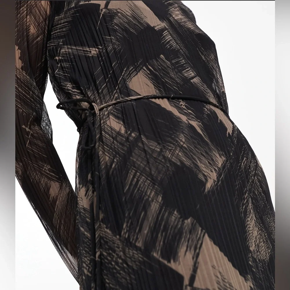 NWT- & Other Stories plisse mesh midi dress in brushed print- Size Medium - Picture 6 of 7